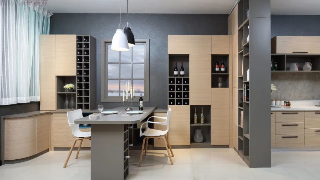 餐邊柜和餐桌融為一體，更節(jié)省空間